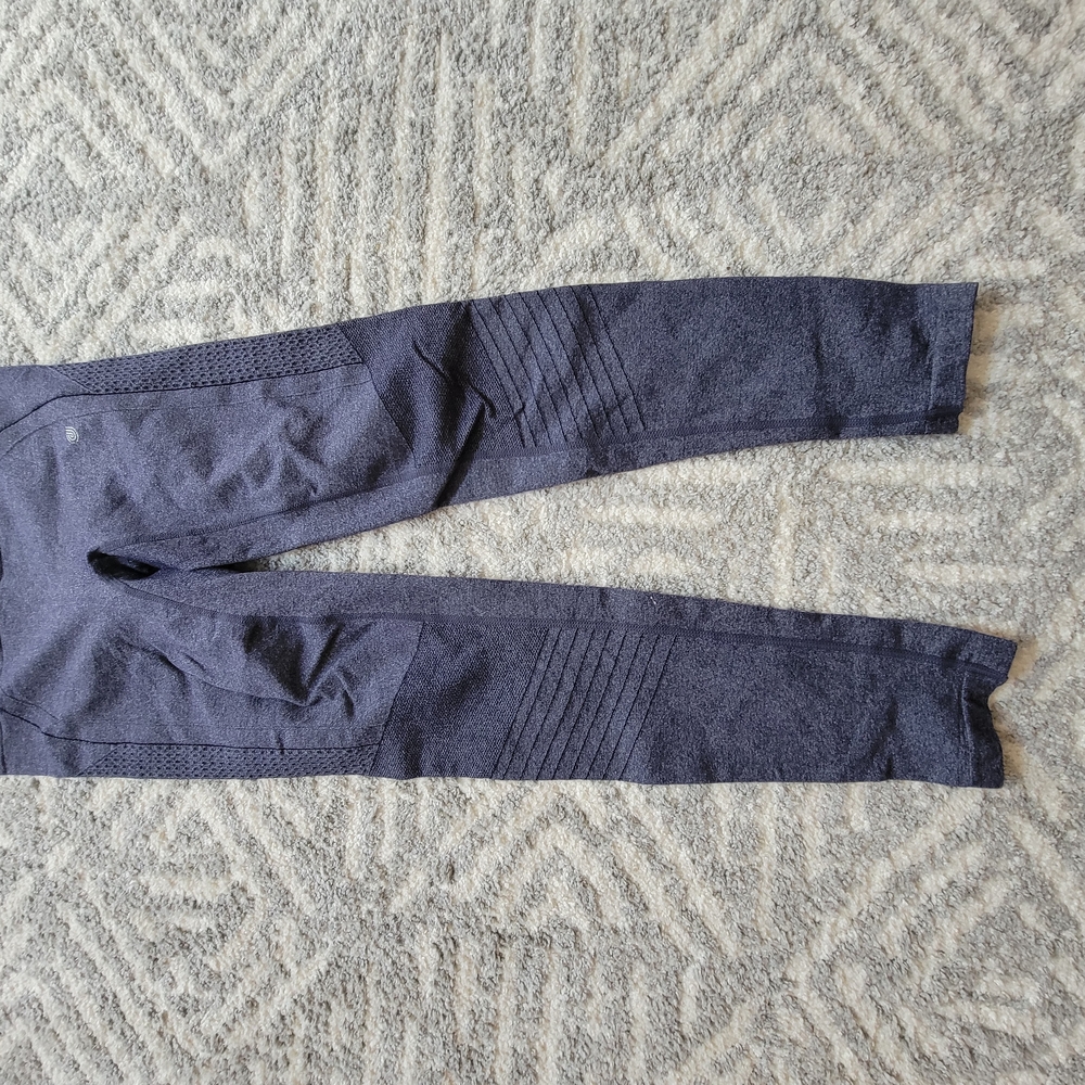 ALO Yoga Gray Performance Leggings with Textured Detailing